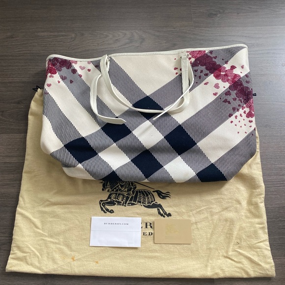 Burberry Heart Canvas Tote - Picture 5 of 7